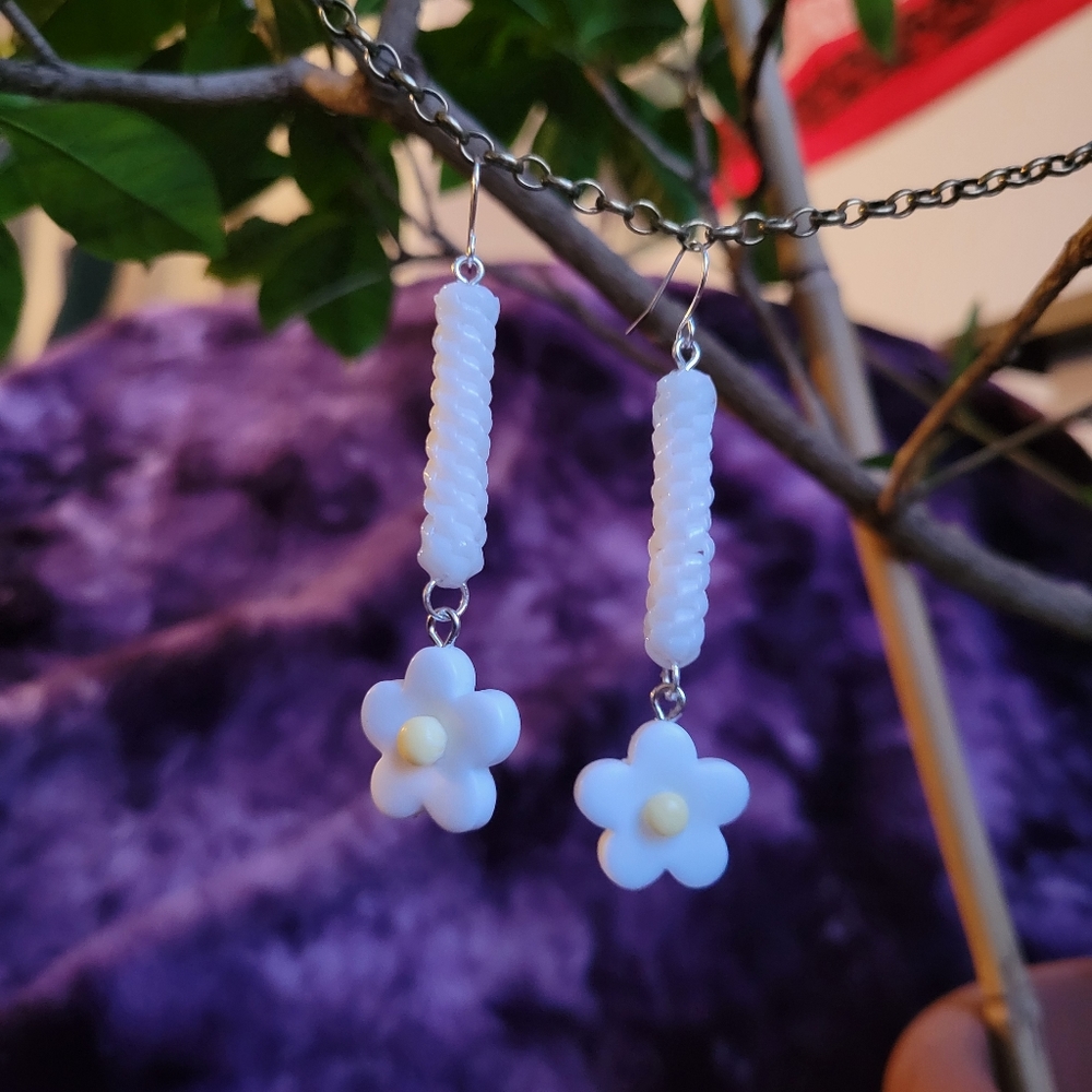White Spirals with Flower Charms - Handmade Lanyard / Scoobidou Earrings